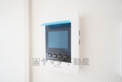 防犯はもちろん、セールスマン対策にもなるモニター付きインターホンです。お子さん1人での留守番時にも活躍しそうです。