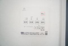浴室暖房乾燥機付き。天候に左右されず、いつでも好きなときに洗濯物を干せるので、仕事や家事で忙しい方に重宝します。