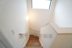 お子様も高齢の方も安心して上り下りができる手摺がついた安心設計です。 階段には小窓を配置しました。日中でも暗くなりがちな階段下が明るくなり安全ですね。