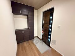 ご家族の靴をスッキリと片付けられるシューズボックス付きの玄関です＾＾スッキリと片付いた玄関は気持ちがいいです。