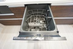 食後の時間にゆとりを与えてくれる食器洗い乾燥機。操作ボタンも上面にあるので、腰をかがめずに操作が楽々。