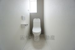 1階2階の2ヶ所にトイレがありますので、忙しい朝にも家族に気を使わず、ゆとりが生まれますね＾＾ 小窓付きで換気する時に便利です＾＾