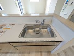 大きなお鍋も楽々洗える幅の広いシンクです＾＾ステンレスシンクなので簡単にお掃除できますよ。洗剤やスポンジもすっきりできる収納付き。