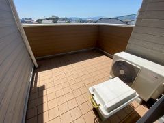 寝室側バルコニー＾＾南東向きで陽当たりの良いバルコニーです。お洗濯やお布団干しはもちろん、日光浴スペースにも＾＾ 