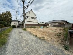 前面道路は北西側約4ｍの位置指定道路に面しています。