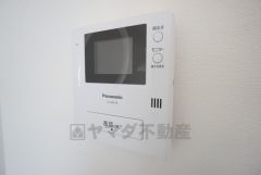 防犯はもちろん、セールスマン対策にもなるモニター付きインターホンです。お子さん1人での留守番時にも活躍しそうです。 