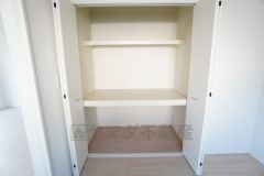 和室には大容量収納スペースあり＾＾ お布団や、季節外れの洋服、大きい日用品など、すっきり整理整頓出来ますね＾＾