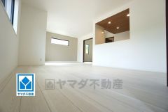 家族が集まる開放的なリビング。思い思いの時間を過ごしたり食事をしたり、素敵な団らんの場になりますね。