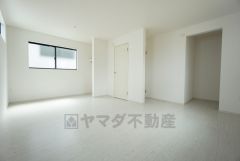 約12.1帖の洋室は2ドア1ルームです。