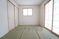 5.25帖。リビング隣には、ホッとできる和室を用意。客間としてはもちろん、お子様のお昼寝スペースや書斎としても活躍してくれそうです＾＾