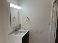 三面鏡裏収納付き洗面化粧台です＾＾ 歯磨きセットやスキンケア用品などの収納に便利ですね。 生活感も隠すことができ、来客時にも安心です。