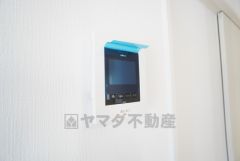 防犯はもちろん、セールスマン対策にもなるモニター付きインターホンです。お子さん1人での留守番時にも活躍しそうです。