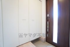 ご家族の靴をスッキリと片付けられるシューズボックス付きの玄関です＾＾スッキリと片付いた玄関は気持ちがいいです。