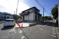 2号棟は角地なので、開放感が得られます。 また、日差しが入りやすく、家の奥まで明るくなるのが嬉しいポイントです。 前面道路は南東側4.6～5ｍ・北東側4ｍの公道に面しています＾＾ 