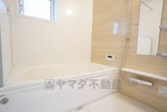 1日の疲れを癒すくつろぎのバスルーム。足を伸ばしてもゆったりと入れるサイズです。お子様と一緒にお風呂に入っても狭くないですね＾＾