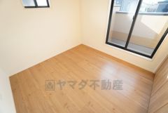 2面採光を確保した明るい室内は、風通しも良く、大変居心地の良い空間となっております。日当たりがよく、子供部屋としての利用もおすすめ。