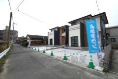 前面道路。住人以外の車の進入も少なく、小さなお子様を持つご家庭にも安心です。