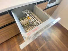 炊事時間を大幅に短縮できる食器洗浄乾燥機付き＾＾食器を洗う手間が減るので家族とのコミュニケーションの時間や自分の時間が増えますね。