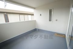 幅広のインナーバルコニー4.5帖。洗濯物を守りやすく、眩しすぎる日差しも和らげます。日当たり風通し良好です＾＾
