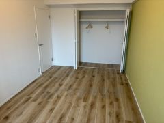 寝室にはハンガーパイプ付きのクローゼットが設けられています。たっぷり収納できるので衣替えの心配もいりませんね＾＾