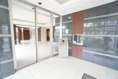 オートロックは、外部の人が自由に建物内に出入りできないため、不審者の侵入防止効果があります。