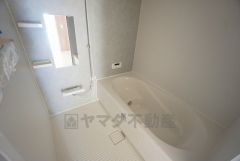 1日の疲れを癒すくつろぎのバスルーム。足を伸ばしてもゆったりと入れるサイズです。お子様と一緒にお風呂に入っても狭くないですね＾＾