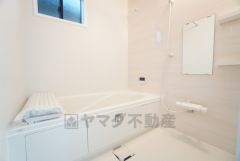 1日の疲れを癒すくつろぎのバスルーム。足を伸ばしてもゆったりと入れるサイズです。お子様と一緒にお風呂に入っても狭くないですね＾＾