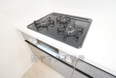 3種類の料理が同時に調理できる、3口ガスコンロ。忙しい夕食の支度時間が短縮できて効率よくお料理が楽しめます。