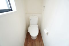 温水洗浄機付トイレです。節水機能もあるので、安心して使えますね。もちろん、1階2階の2ヶ所にトイレがあるので、忙しい朝にもゆとりができますね。