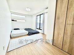 主寝室としてお使いいただけそうなこちらのお部屋は、日当たりが良く、爽やかな風を感じて起きる朝は、快適生活の始まりに。