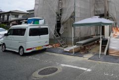 2026年8月撮影。駐車スペース2台分。駐車場はお客さま用に、余裕を持ってご利用いただけます＾＾