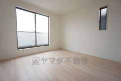 6.6帖。主寝室としてお使いいただけそうなこちらのお部屋は、日当たりが良く、爽やかな風を感じて起きる朝は、快適生活の始まりに。 