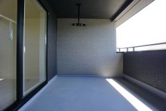 広々としたインナーバルコニー。南向きで陽当たり良好です。 お洗濯はもちろん、日光浴スペースにも＾＾ 天気のいい日にはお布団もまとめて干せそうですね＾＾