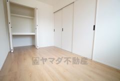 リビング横の洋室。お子様の学習＆遊びスペースや、来客用としてもご利用いただけます＾＾