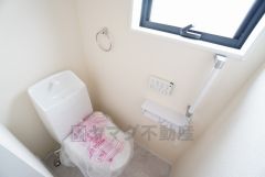 1階2階の2ヶ所にトイレがありますので、忙しい朝にも家族に気を使わず、ゆとりが生まれますね＾＾ 小窓付きで換気する時に便利です＾＾