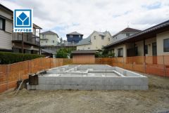 シンプルでいつまでも飽きのこないデザインが周囲の環境に調和し、どんなご家族にもフィットするデザインです。