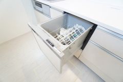 食事の後の手間を解消する食器洗い乾燥機付。冬場の洗い物で手荒れの悩みもなくなります。手洗いよりも節約できて便利。