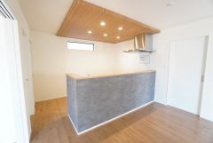 窓から光が差し込む明るいダイニング＾＾