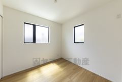 2面採光を確保した明るい室内は、風通しも良く、大変居心地の良い空間となっております。日当たりがよく、子供部屋としての利用もおすすめ。