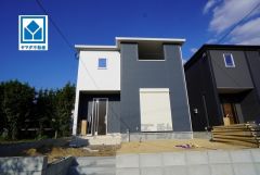 スーパーやコンビニなども近く周辺環境充実。 快適でゆとりのある生活空間で新生活を始めましょう^^