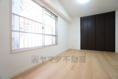 7帖。主寝室としてお使いいただけそうなこちらのお部屋は、日当たりが良く、爽やかな風を感じて起きる朝は、快適生活の始まりに。