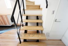 リビング階段は顔を合わせる時間が増えるので、ご家族とのコミュニケーションがとりやすく距離がグッと縮まりそうですね＾＾1段目下はルンバ用のスペースが空いています＾＾