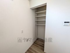 キッチン横には広々としたパントリーがあります＾＾ 食材の保管に便利。すっきりと整理整頓できるので気持ちよくお料理が出来そうですね＾＾