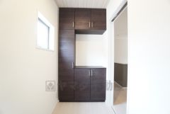 採光も考えられた明るい玄関です。たっぷり収納できるシューズボックス付きなので、家族全員の靴がきれいに整頓できます。