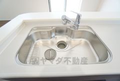 広々とした凸型シンクに洗剤ポケットを標準装備。大きなお鍋など洗いやすいです。