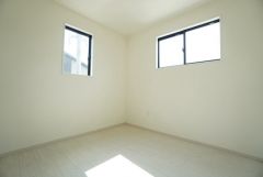2面採光を確保した明るい室内は、風通しも良く、大変居心地の良い空間となっております。爽やかな風を感じて起きる朝は、快適生活の始まりに。