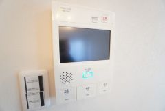 オートロックとモニター付きインターホン装備で女性やお子様も安心。充実のセキュリティで暮らしをサポートします。