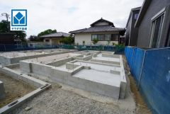 リビングに収納2ヵ所・キッチン横にパントリー付。 2階廊下収納・全室収納付きなので衣類や荷物もすっきり収納可能。
