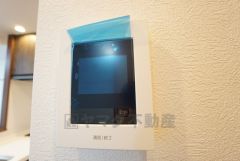 ドアを開けずに来訪者を確認できるモニター付インターフォン。防犯はもちろん、セールスマン対策にもなりますね＾＾