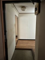 明るい玄関です。全身鏡を設置できる広さがあります。お出かけ前にコーディネートのチェックが出来ますね。